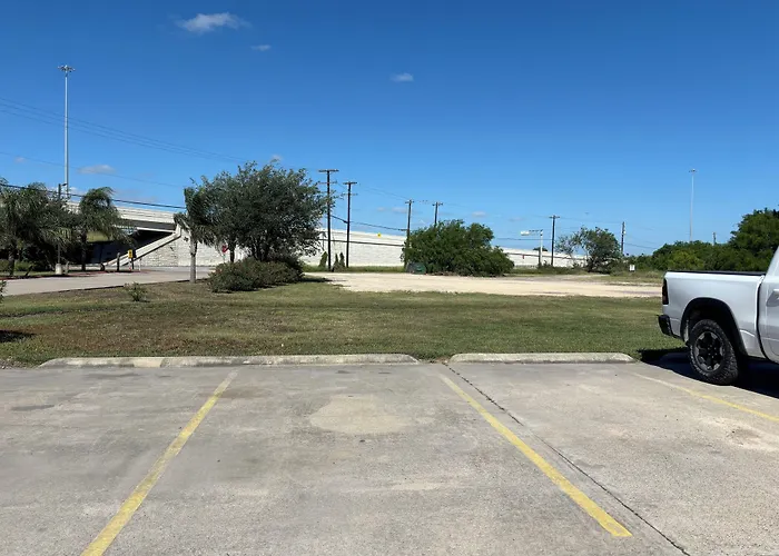 Deluxe Inn & Suites