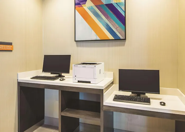 La Quinta Inn & Suites By Wyndham Atlanta South - Mcdonough