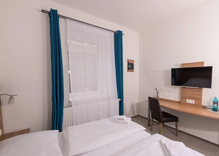 Boutique-Hotel Kronenstuben - unschlagbare Zentrumsnähe direkt am Marstall&Marktplatz - Schloss in 3 Min - Frühstück - Langzeitmiete