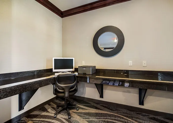 Cobblestone Hotel & Suites - Victor