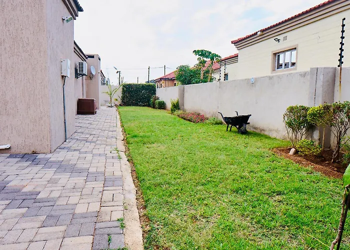 Tsholofelo East Guesthouse