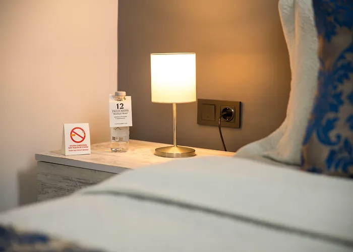 12 Rooms Hotel