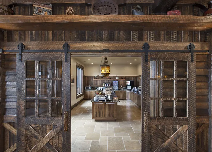 Glacier International Lodge