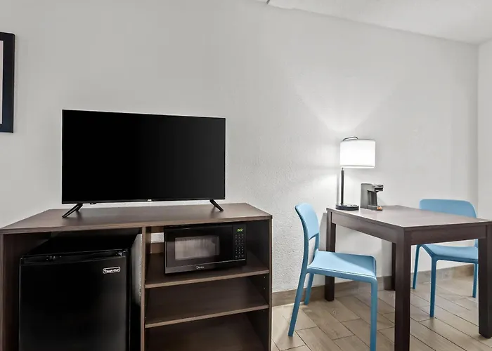 Quality Inn & Suites At Tropicana Field