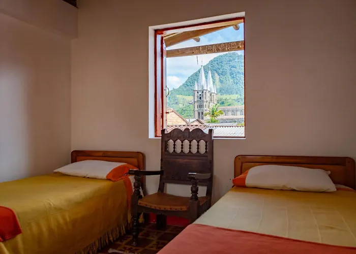 Hotel Kantarrana Urbana Jardin