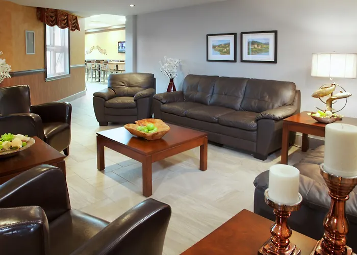 Econo Lodge Inn & Suites