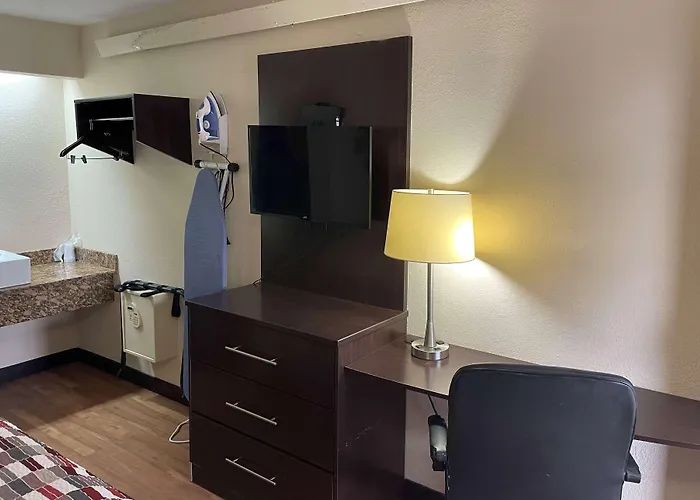 Travelodge By Wyndham Holland-Toledo