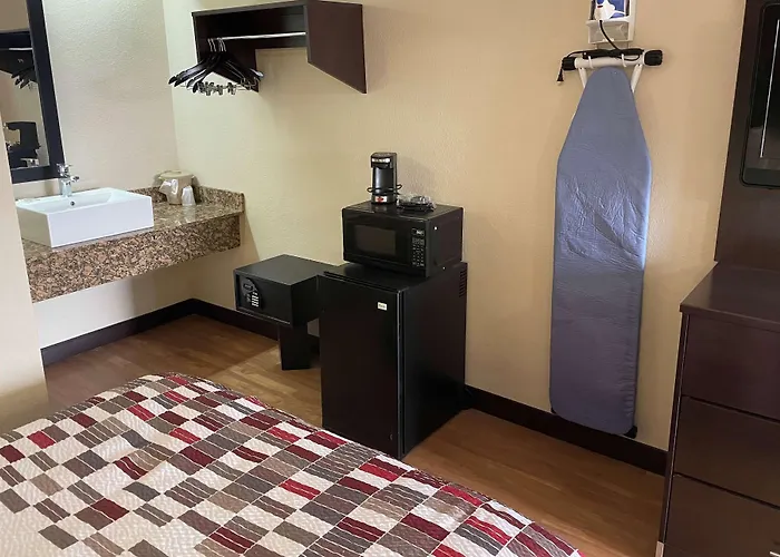 Travelodge By Wyndham Holland-Toledo