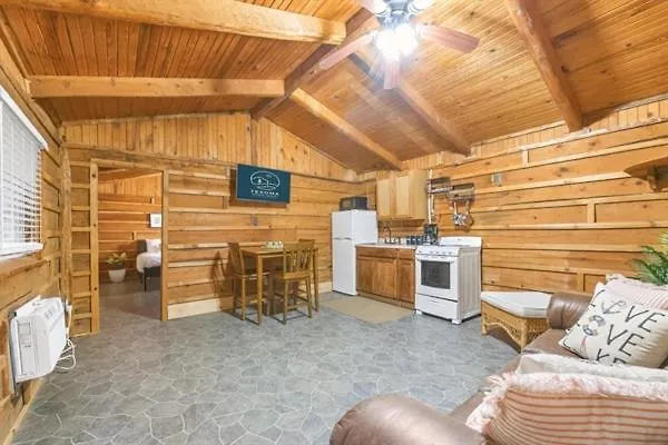 Spacious Wooden Suite #6 By The Lake At Texoma Shores Resort