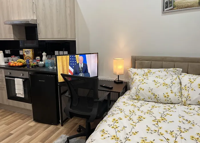 Grand Bleu - London - Next To Piccadilly Line Tube Station & Brand New Facilities