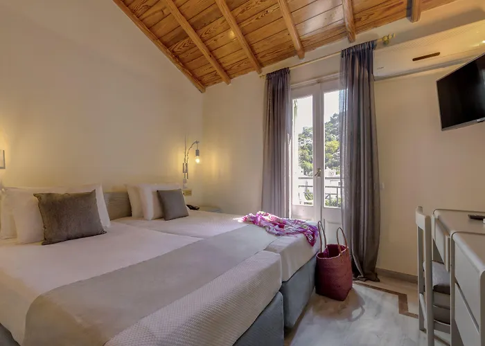 Samaina Port Hotel