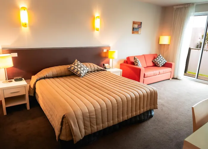Lynbrook Hotel