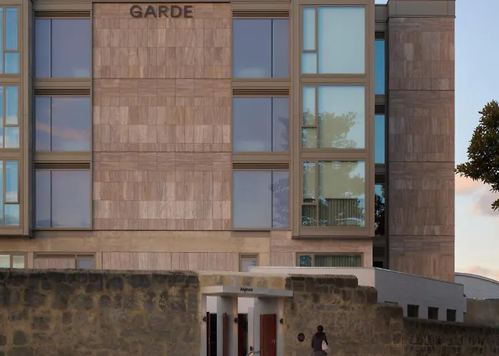 Garde And Warders Hotel