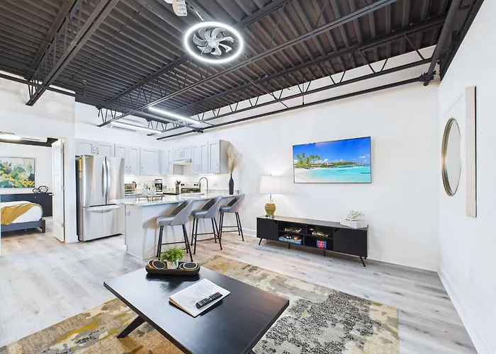 Sleek Coastal Loft Close To Port & Beach -Unit 205