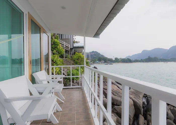 Phi Phi Cozy Seafront Resort
