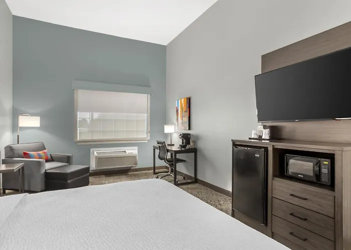 Best Western Plus New Caney Inn & Suites