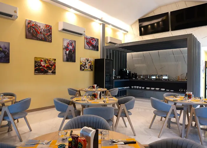 Box Box Hotel And Sports Restaurant