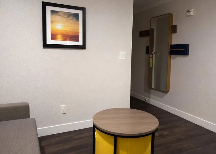 Econo Lodge Inn & Suites Santa Rosa South