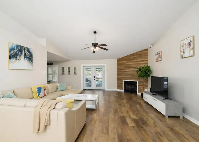 Pool House, Short Drive To Beach, Grill, Smart Tv