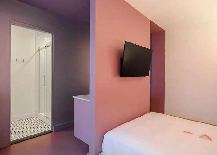 Rose Hotel Invisible