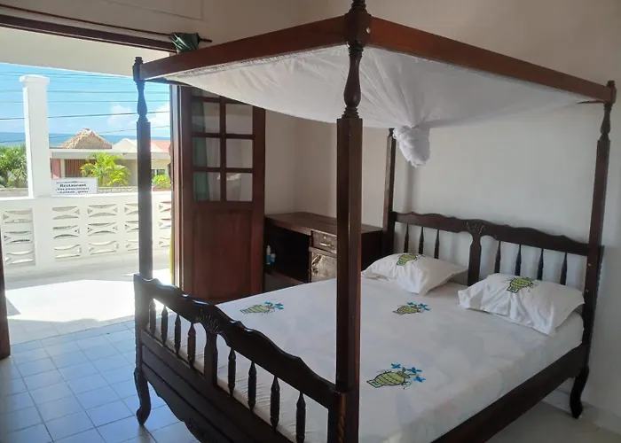 Golden Wave Hotel