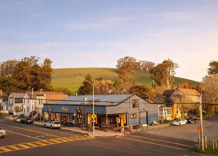 Tomales Hotel, Minutes From Dillon Beach