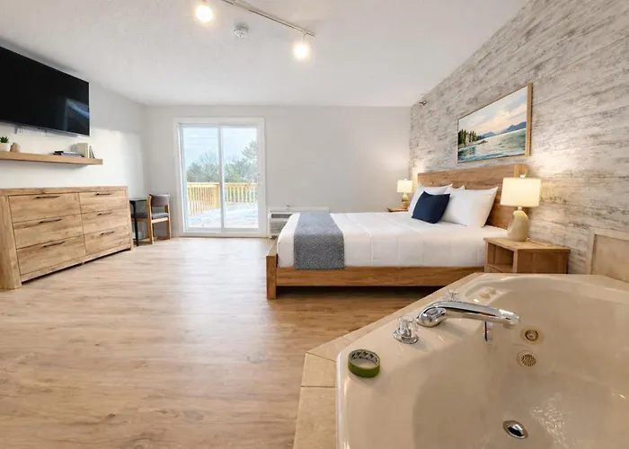King Bed, Jacuzzi, Private Balcony By Gull Lake
