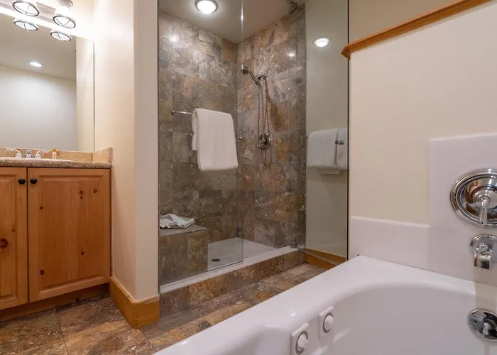 Bear Creek Lodge 303C Hotel Room