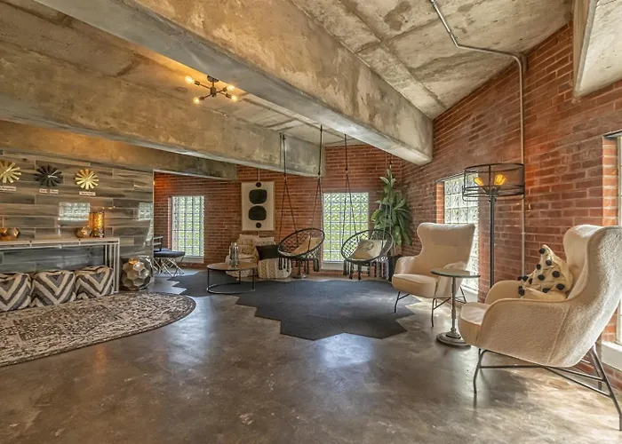 Urban-Chic King Suite Near Siu Carbondale