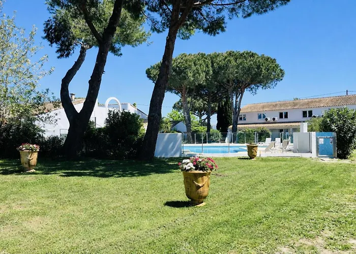 Artemia Aigues-Mortes - Hôtel avec piscine - Bornes électriques - Parking privé - Local vélo-moto