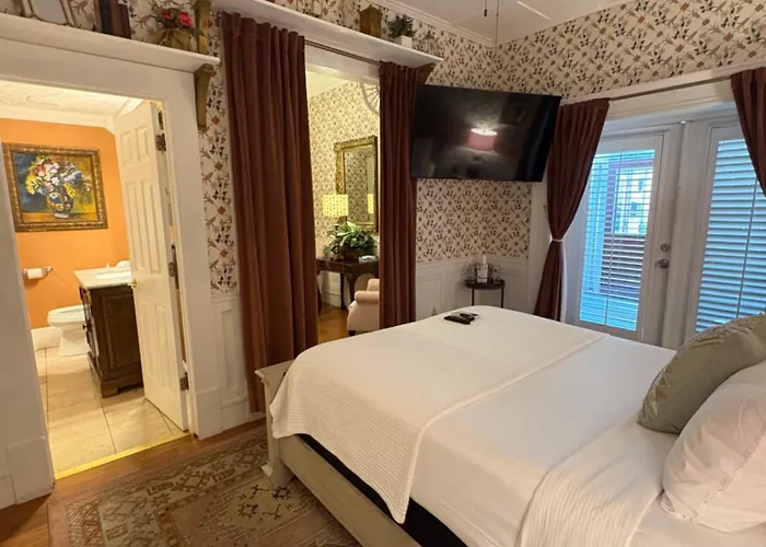 Casablanca Inn On The Bay- Exclusively For Guests 21 & Over