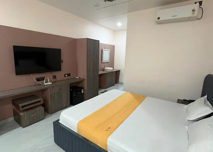 Tanu'S Grand Hotel And Banquet Hall