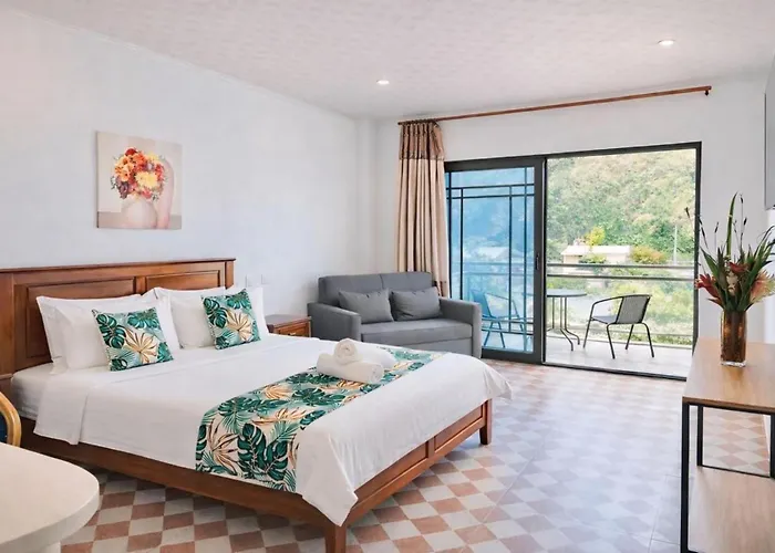Crown Royale Hotel & Lounge