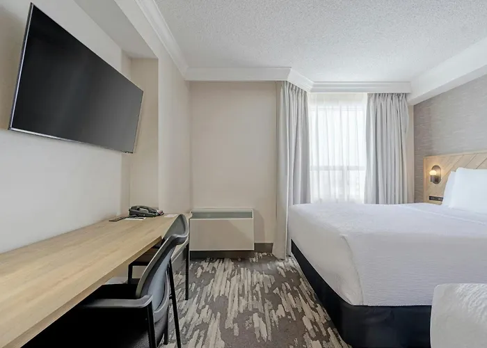 Sandman Signature Mississauga Hotel