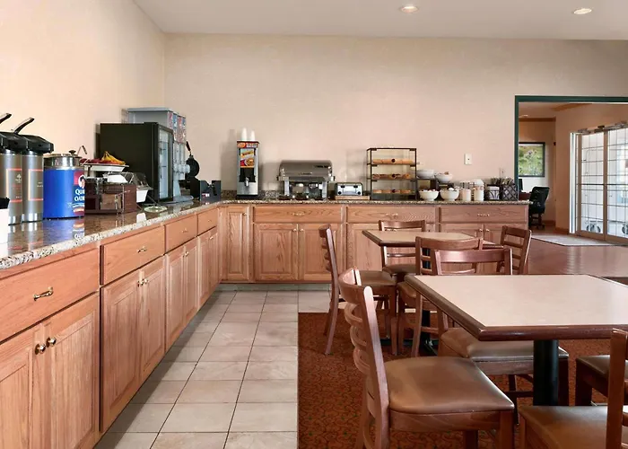 Country Inn & Suites By Radisson, Clinton, Ia