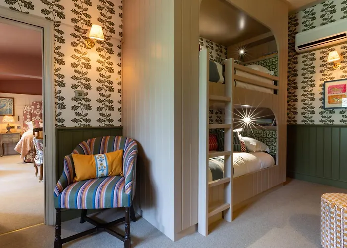 The Potters Heron - A Heartwood Inn