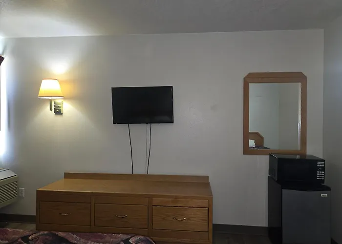 Economy Inn & Suites