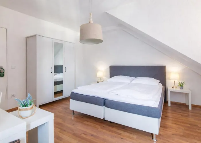 Private Rooms With Free Parking & 24H Self Check-In