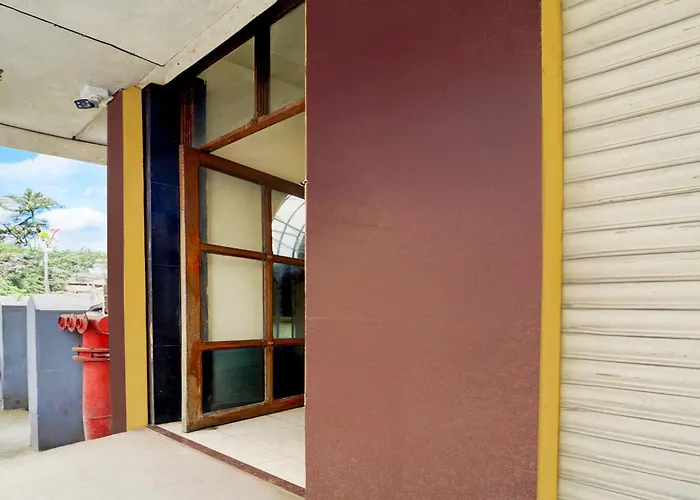 Hotel O Pathanamthitta Near Mahatma Gandhi Statue