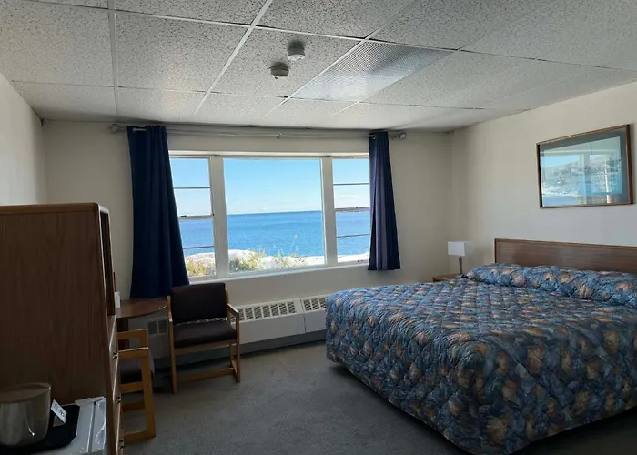 The Shoreline Inn