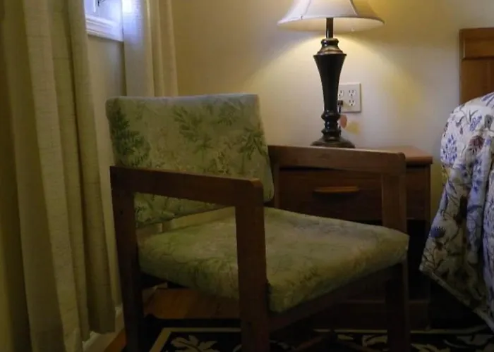 Twin Oaks Motel