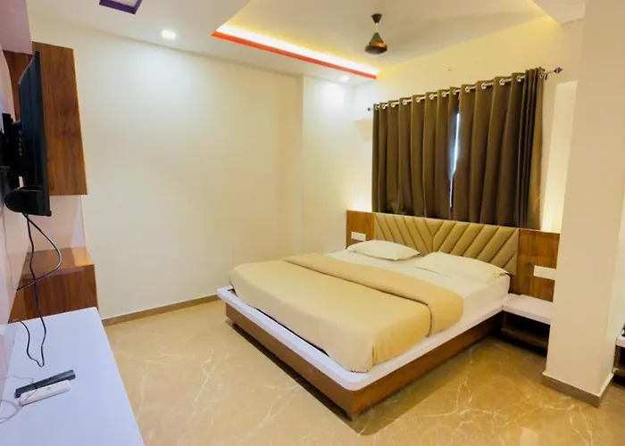 Hotel Chandra Dev 966O9O1Oo6 Just 350Mtr From Shreenathji Temple 5Min Away By Sk