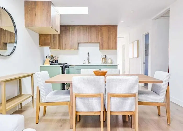 Modern 5Br Mid-City Retreat