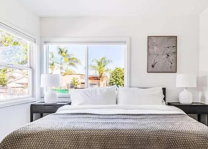 Modern 5Br Mid-City Retreat