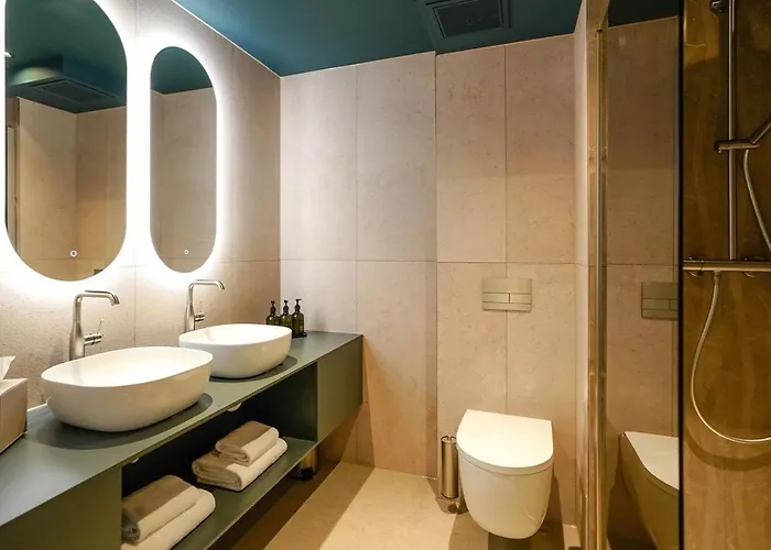 Carlton Oasis Hotel
