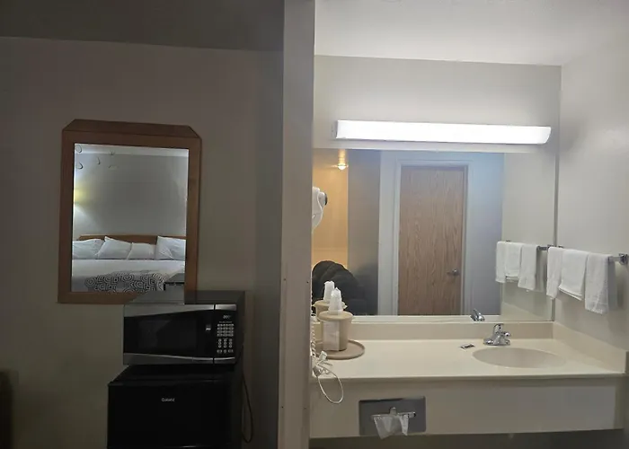 Economy Inn & Suites