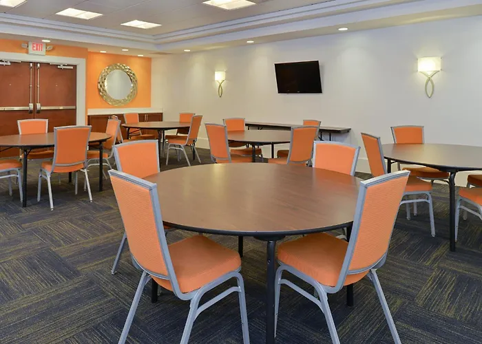 Holiday Inn Express & Suites Terre Haute By Ihg