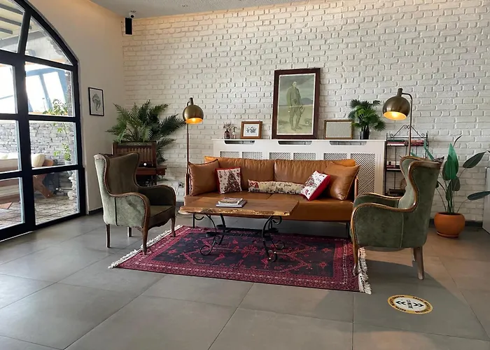 8 Rooms Hotel