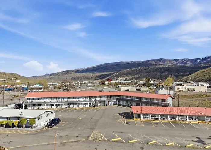 Canada'S Best Value Desert Inn & Suites