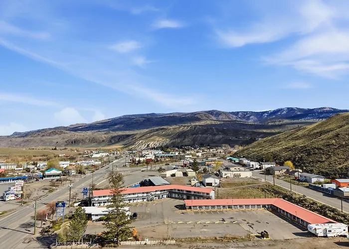 Canada'S Best Value Desert Inn & Suites